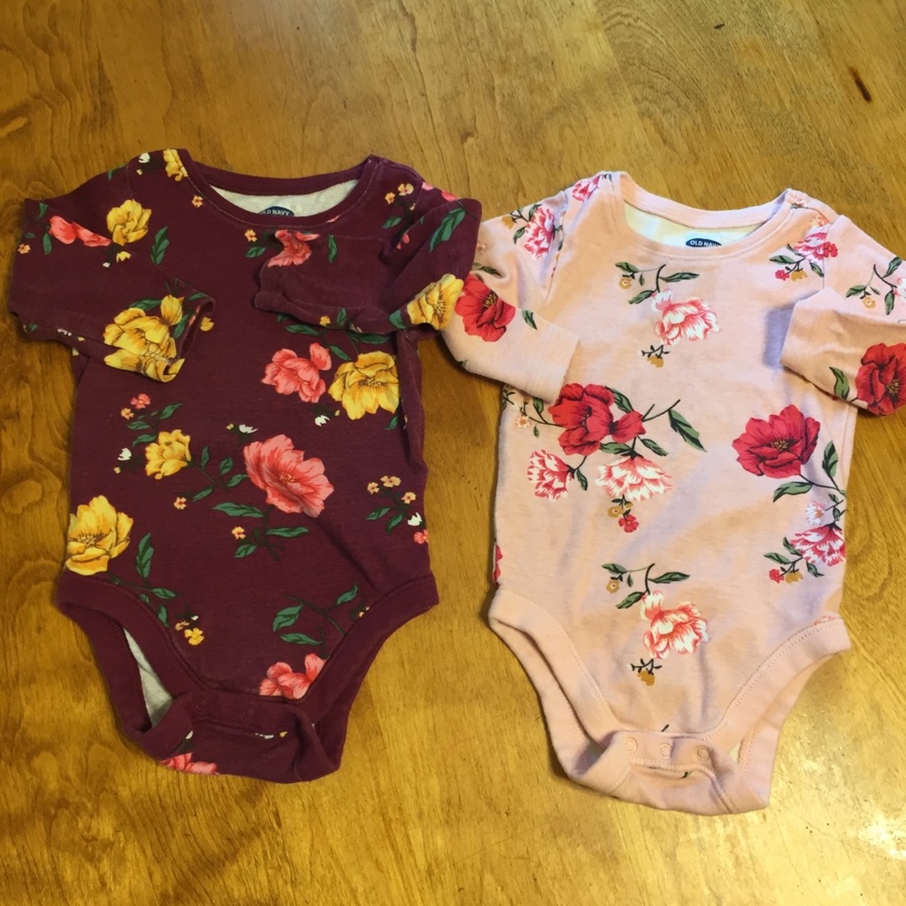 Old Navy long-sleeved onesies 6-12mo (lot of 2)